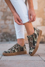 Load image into Gallery viewer, Camo Print Lace-up sneakers

